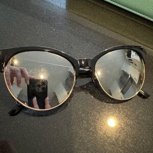 Stylish Black Sunglasses with Reflective Lenses